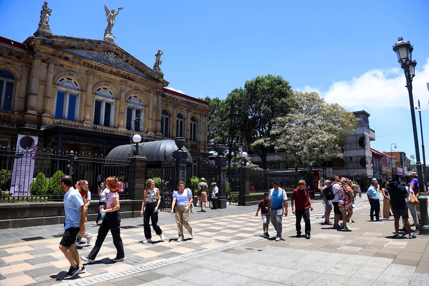 Una plaza con varias personas caminando en la calle

Descripción generada automáticamente