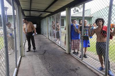 El mbito B de La Reforma est que se cae a pedazos. El director de Adaptacin Social, Mariano Barrantes, habla con los presidiarios. Foto: Rafael Pacheco