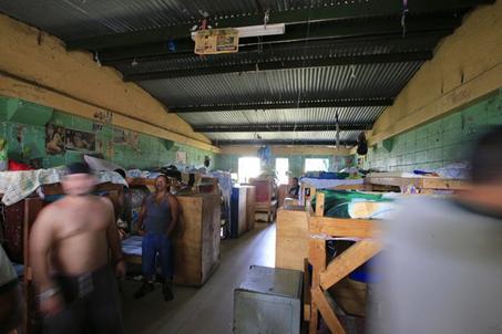 En el mbito B, algunos reos no tienen cama ni cobijas. Foto: Rafael Pacheco