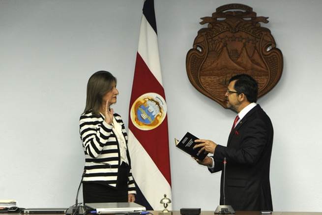 Emilia Navas Aparicio fue juramentada la tarde de este lunes como fiscala general de la Repblica. El acto estuvo a cargo del presidente de la Corte Suprema de Justicia, Carlos Chinchilla. Foto: Rafael Murillo
