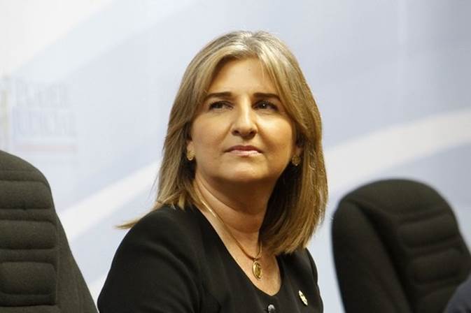 La fiscala general, Emilia Navas, pidi compromiso y esfuerzo a los nuevos fiscales. Foto: Gesline Anrango