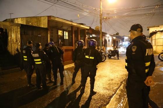 El pasado 3 de junio, un grupo de bandoleros recibió con piedras a los oficiales en La Aurora de Alajuelita. Foto: MSP para LN