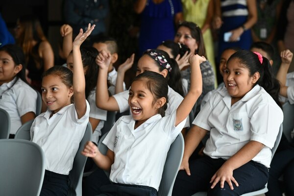 La actividad con los niños de tercer grado es una de muchas en la agenda para celebrar 30 años de la Sala IV. Foto de Jorge Castillo