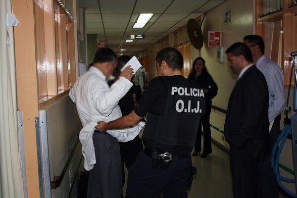 Momentos en el que el doctor Francisco Mora Palma fue detenido dentro del Hospital Calderón Guardia. Fotos: Cortesía de OIJ