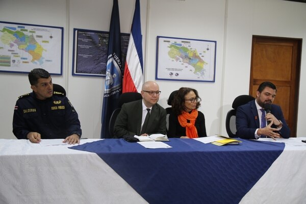 El nuevo protocolo fue firmado por Michael Soto, ministro de Seguridad, y Patricia Mora, ministra de la Condición de la Mujer . Foto MSP.