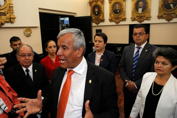 Víctor Morales Mora, ministro de la Presidencia, considera que la problemática socioeconómica de las personas que dependen de la pesca de arrastre debe de atenderse de otra forma. Foto: Mayela López