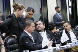 Descripcin: Los diputados fabricistas Ivonne Acua, Harllan Hoepelman, Marulin Azofeifa, Ignacio Alpzar, Jonathan Prendas y Carmen Chan firmaron la gestin junto a diputados del PIN, PUSC y el Partido Republicano Social Cristiano. Foto: Asamblea Legislativa