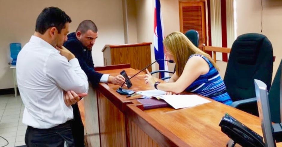 Jueza, fiscal y abogado en sala de juicio