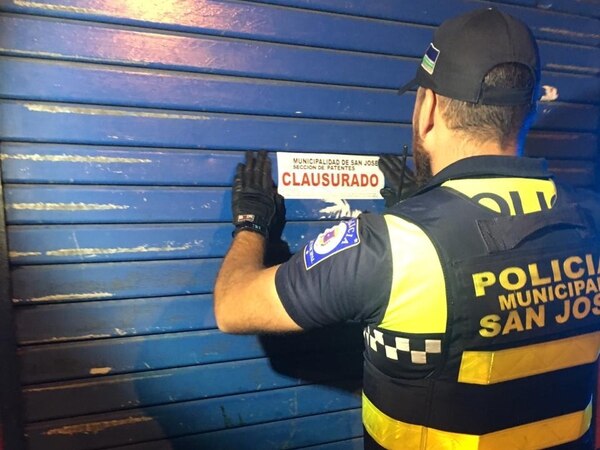 Los policías también están aplicando el lavado de manos, la aplicación de alcohol y el mantener distancia con la gente. Foto: Policía Municipal de San José.