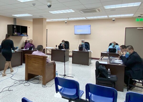 El Tribunal Penal de Juicio de Limón realiza un debate contra seis imputados de manera virtual. Jueces, fiscales defensores y un imputado están en Limón. Otro cinco acusados ven y escuchan la audiencia desde los Tribunales en Goicoechea. Foto cortesía Poder Judicial.
