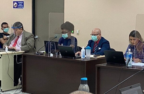 Los defensores, en orden usual, Carlos Cartín, Keisly Allen Mckencie, John Quesada Olivares y Andrea Picado Ceciliano, siguen el desarrollo del juicio en Limón. Ellos se comunican por teléfono institucional con sus representados. Foto cortesía Poder Judicial.