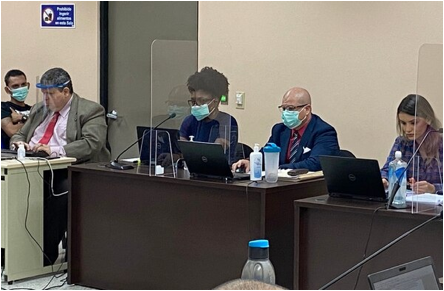 Descripcin: Los defensores Carlos Cartn, Keisly Allen Mckenzie, Jhon Quesada Olivares,y Andrea Picado Ceciliano, durente un juicio del Tribunal Penal de Limn. Foto: cortesa Poder Judicial.
