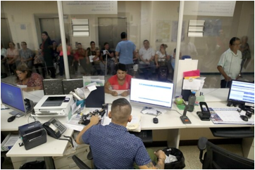 Descripcin: Los trabajadores del sector pblico reciben el salario escolar cada ao, antes de finalizar enero. (Imagen con fines ilustrativos) Fotografa: John Durn