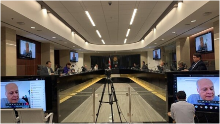 Descripcin: La sesin de Corte Plena tiene la participacin de magistrados de manera virtual y otros de manera presencial. Al final 18 magistrados votaron por aprobar el presupuesto. Foto cortesa del Poder Judicial.