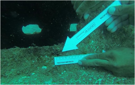 Descripcin: La idea del OIJ es que cuando se encuentre una evidencia en el agua, sea fotografiada en el sitio y se incorpore al expediente. Fotos cortesa de la PDI de Chile.