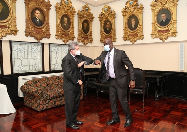 Descripcin: El presidente de la Asamblea Legislativa, Eduardo Cruickshank, felicita a Fernando Cruz, luego de ser juramentado como magistrado constitucional para un nuevo periodo de ocho aos. Fotografa: John Durn
