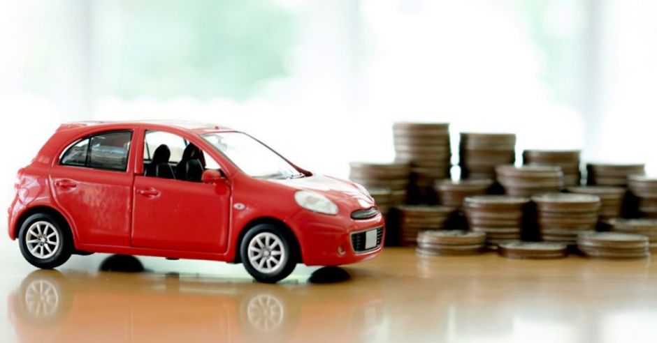 Descripcin: Carrito de juguete y monedas