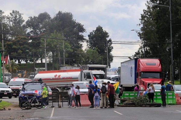 Descripcin: Imagen del pasado 5 de octubre en el Alto de Ochomogo, Cartago. Ese da, unas 20 personas mantuvieron bloqueo a unos trescientos metros al oeste de la entrada principal de Recope all. Las filas de vehculos, entre autobuses y furgones se extendieron varios kilmetros. Fotografa: Rafael Pacheco