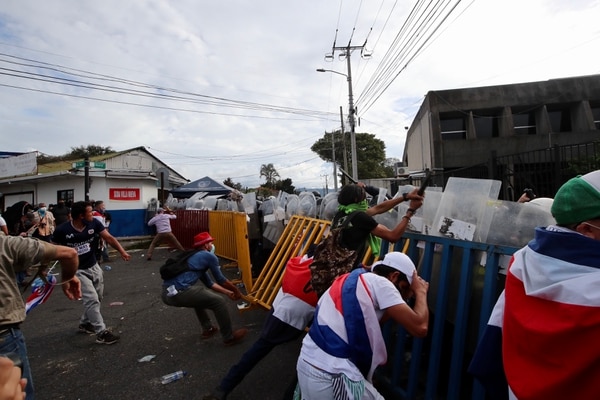 Descripcin: Plantn de este lunes frente a Presidencia, organizado por Rescate Nacional, termin con un enfrentamiento entre manifestantes y policas, quienes fueron atacados con piedras, tubos y palos y respondieron con gases lacrimgenos. Fotografa: Alonso Tenorio.