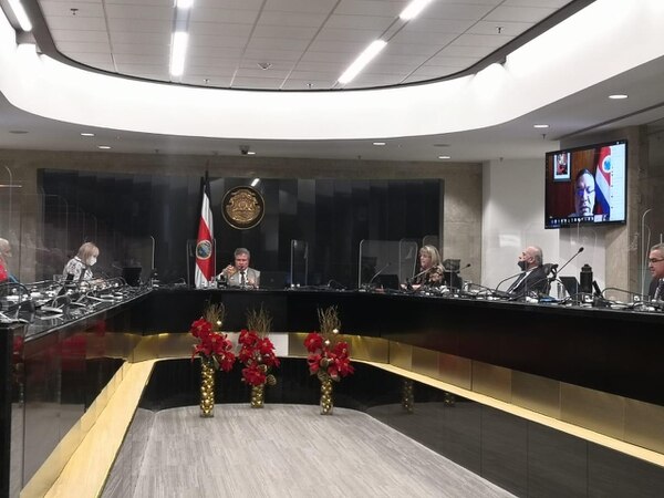 Los magistrados sesionan de manera remota y otros de forma presencial. La sesión de este lunes la presidió Fernando Cruz, al centro. Foto: Cortesía Poder Judicial