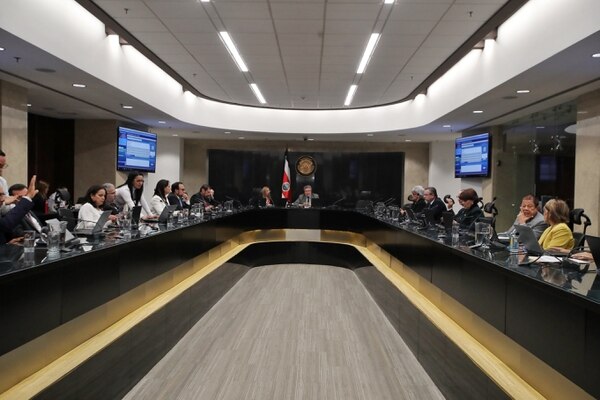 Los magistrados accedieron al recorte tras una petición del Ministerio de Hacienda. La imagen corresponde a una sesión del 2 de marzo del 2020, antes de la llegada de la pandemia al país. / Foto: John Durán