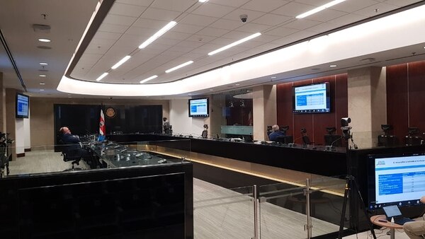 En la sesión de este lunes solamente los magistrados Germán Serrano (Sala Primera), izquierda, y Rafael Segura (Sala Tercera) estuvieron en el salón de Corte Plena. Los restantes 19 que asistieron, lo hicieron por medio de videoconferencia. Foto cortesía de prensa del Poder Judicial.