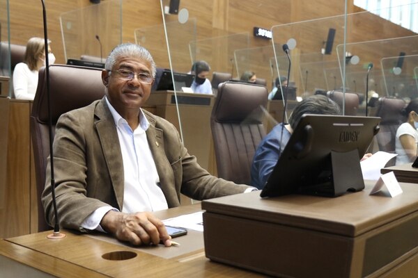 El diputado David Gourzong, del PLN, dice que no tiene lógica, matemáticamente, que le hagan dos expedientes sobre la misma acusación de delito electoral. Foto: Asamblea Legislativa