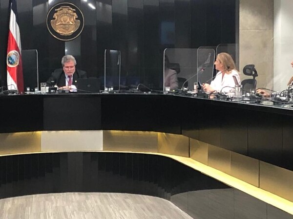 Emilia Navas rindió este lunes su tercer informe de labores ante la Corte Plena. A la izq. aparece Fernando Cruz, presidente de la Corte. Fotos de prensa del Poder Judicial.