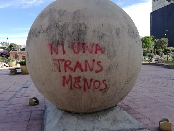 Una de la esferas que se encuentra en la plaza de la Juticia resultó dañada. Foto cortesía del Poder Judicial