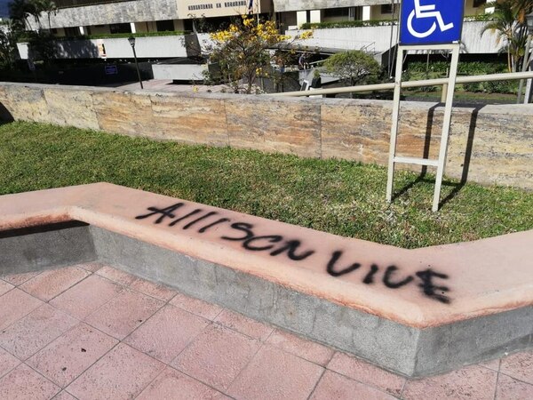 Las consignan las escribieron en bancas, paredes y pisos de la Plaza de la Justicia, que está al costado norte del edificio del OIJ. Foto cortesía del Poder Judicial