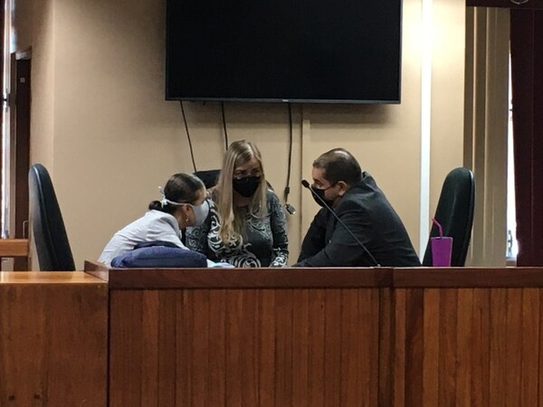 El Tribunal Penal a cargo de este debate está compuesto por las juezas Adriana Tenorio Jara (centro) e Ivannia Delgado Calderón y el juez Roy Jiménez Mata. Foto: Eillyn Jiménez