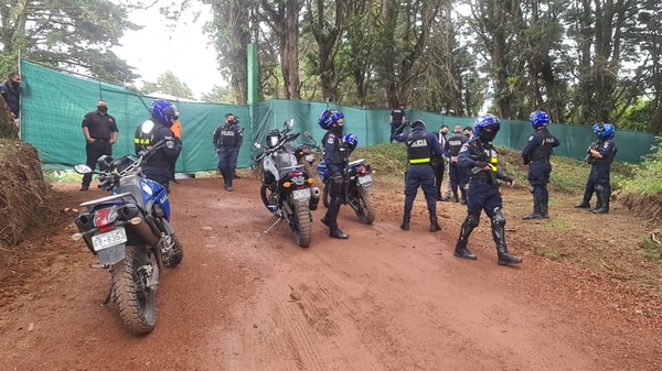Los policías se mantuvieron en las afueras de la finca donde se realizó la boda masiva, en Fraijanes de Alajuela, pero nunca lograron ingresar. Foto: Cortesía Ministerio de Seguridad 