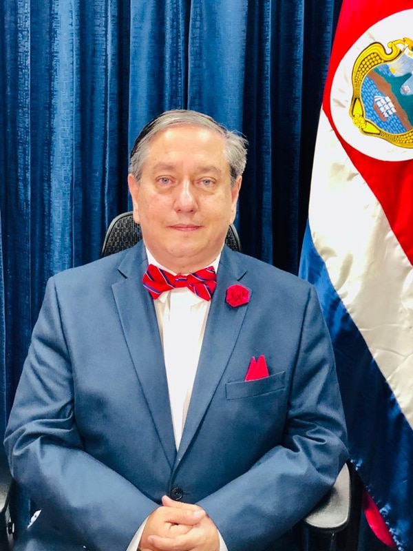 El magistrado Álvaro Burgos considera que si se dedican esfuerzos para que los muchachos conozcan la ley, podrían convencerlos de no delinquir. Foto: Cortesía de Álvaro Burgos