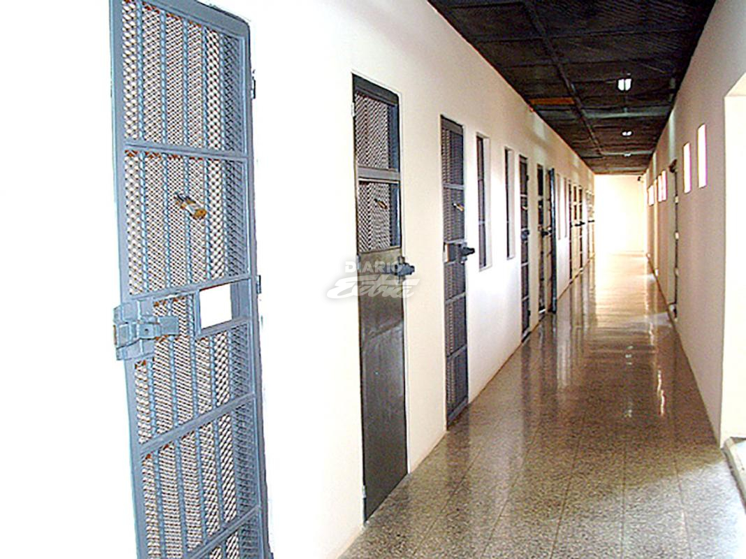 Imagen que contiene interior, edificio, piso, cuarto

Descripción generada automáticamente