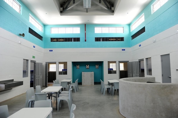 Esta es una de las residencias de la Unidad de Atención Integral Reinaldo Villalobos. Allí hay un espacio para compartir entre los reos y sus respectivos dormitorios. Foto: Melissa Fernández Silva