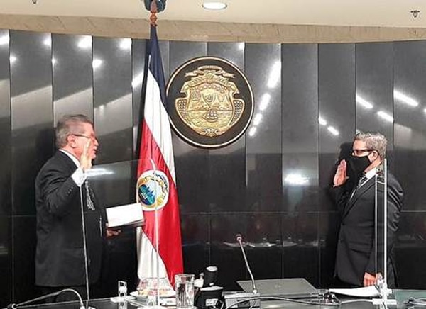 El presidente de la Corte, Fernando Cruz, izq. se encargó de juramentar a Warner Molina. Foto del Ministerio Público.