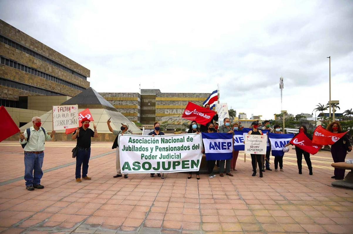 Un grupo de personas de pie en la calle

Descripción generada automáticamente con confianza media