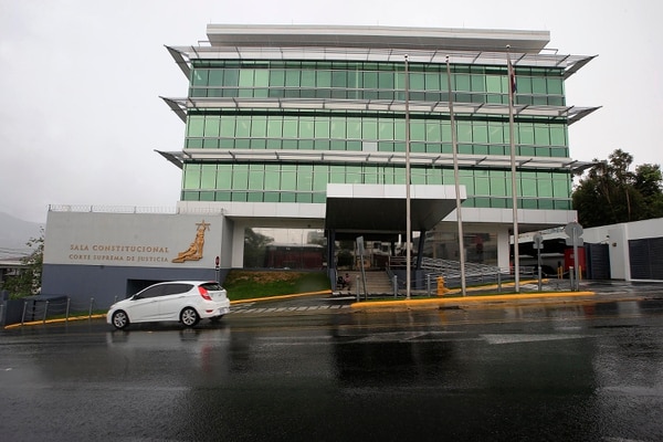 La Sala Constitucional, que opera en este edificio ubicado al sur de La Sabana, tendrá que resolver si la reforma de empleo se vota o no por 38 votos. Foto Rafael Pacheco