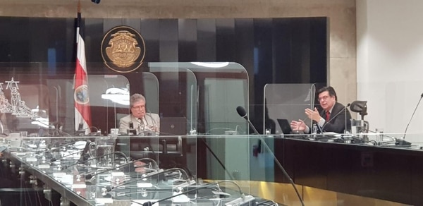 El director jurídico del Poder Judicial, Rodrigo Campos (der.), planteó una consulta de constitucionalidad contra el plan de empleo público a solicitud del presidente de la Corte, Fernando Cruz (izq.). Foto: Corte.