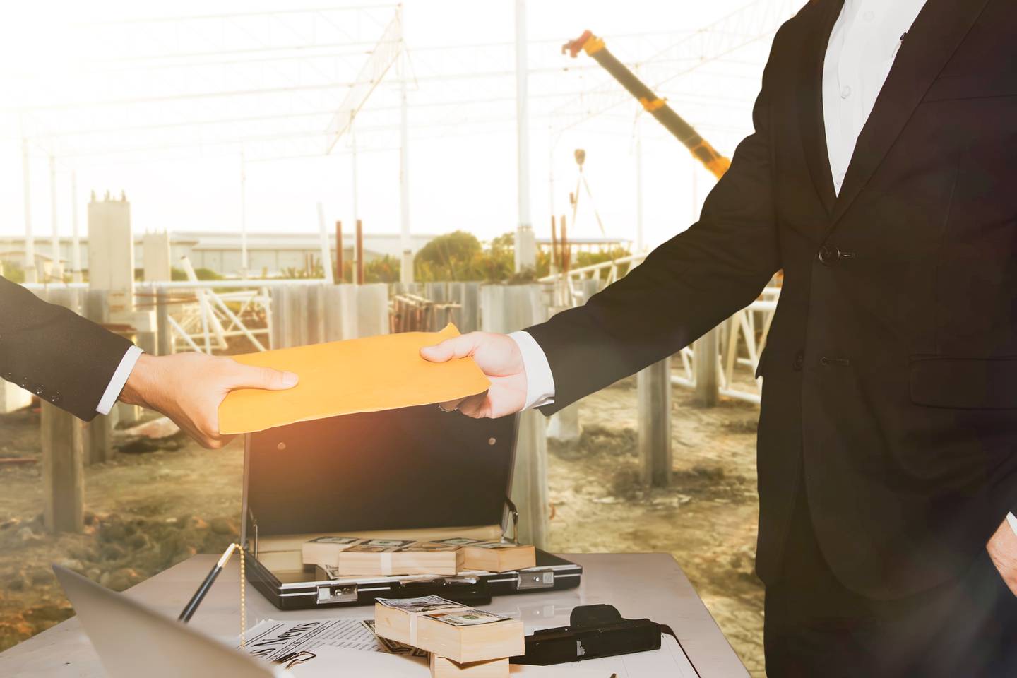 Un hombre con los brazos abiertos

Descripción generada automáticamente con confianza baja