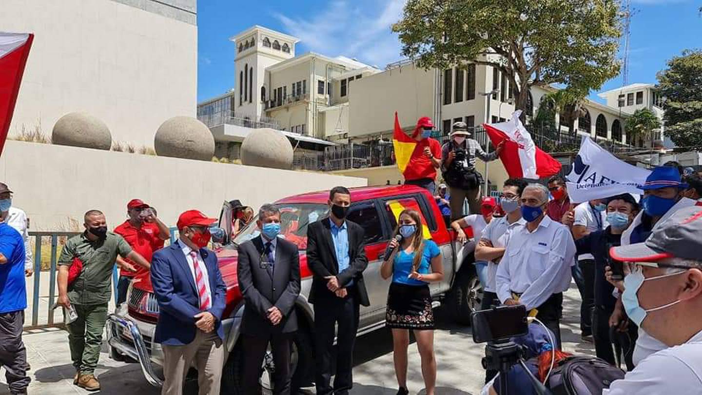 Un grupo de personas de pie en la calle

Descripción generada automáticamente