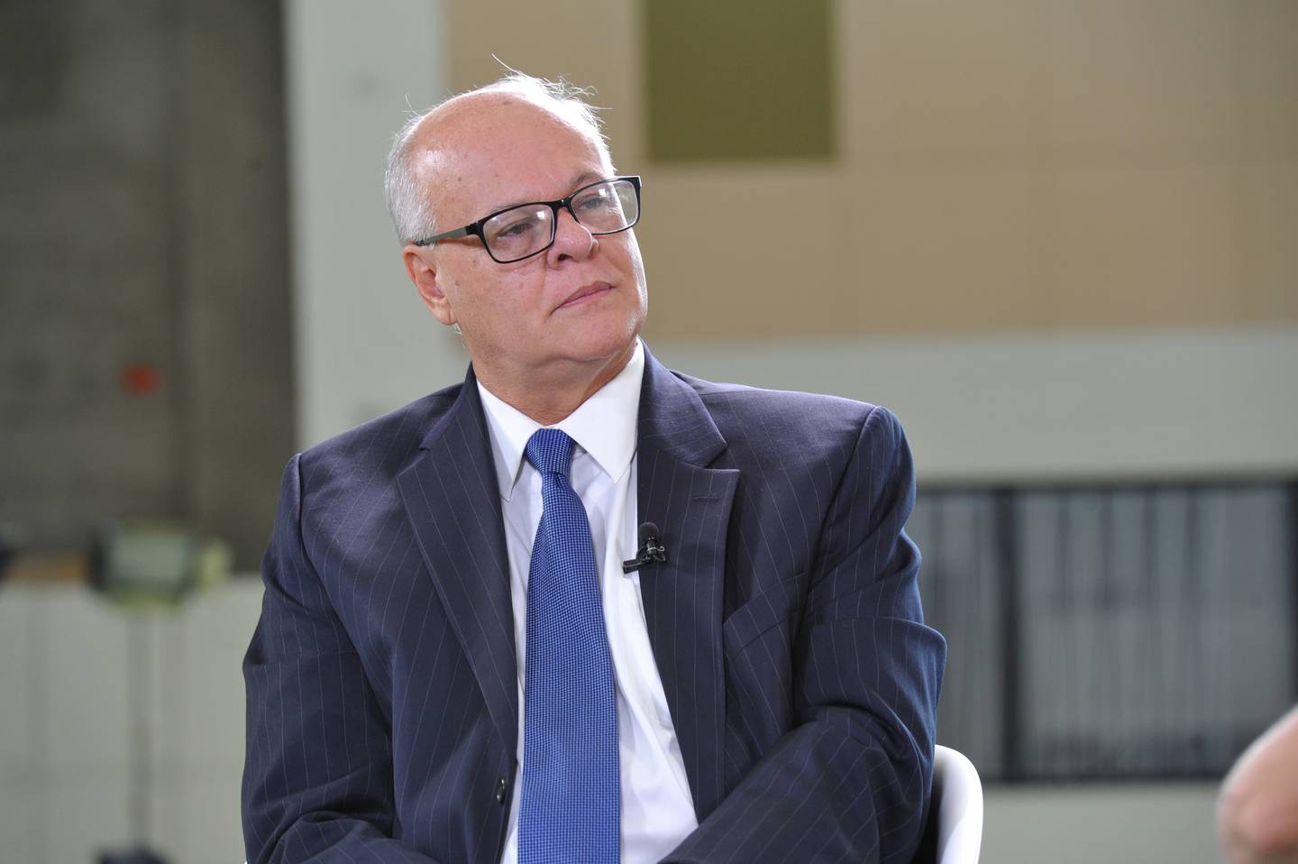 Hombre con traje y lentes

Descripción generada automáticamente