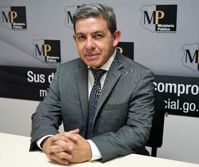 Un hombre con un traje de color negro con letras blancas

Descripción generada automáticamente con confianza media
