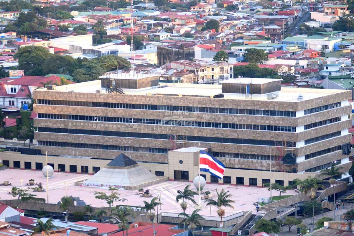Vista de una ciudad desde lo alto de un edificio

Descripción generada automáticamente