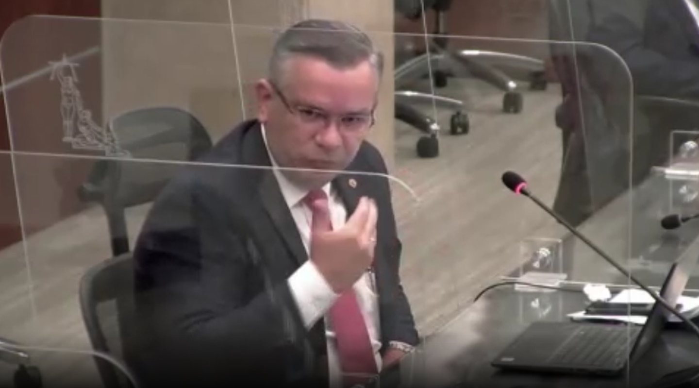Imagen que contiene interior, hombre, persona, espejo

Descripción generada automáticamente