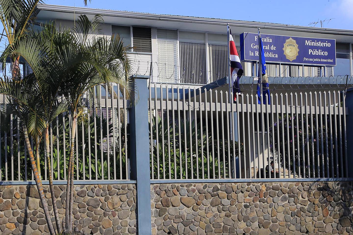 Imagen que contiene exterior, edificio, cerca, frente

Descripción generada automáticamente