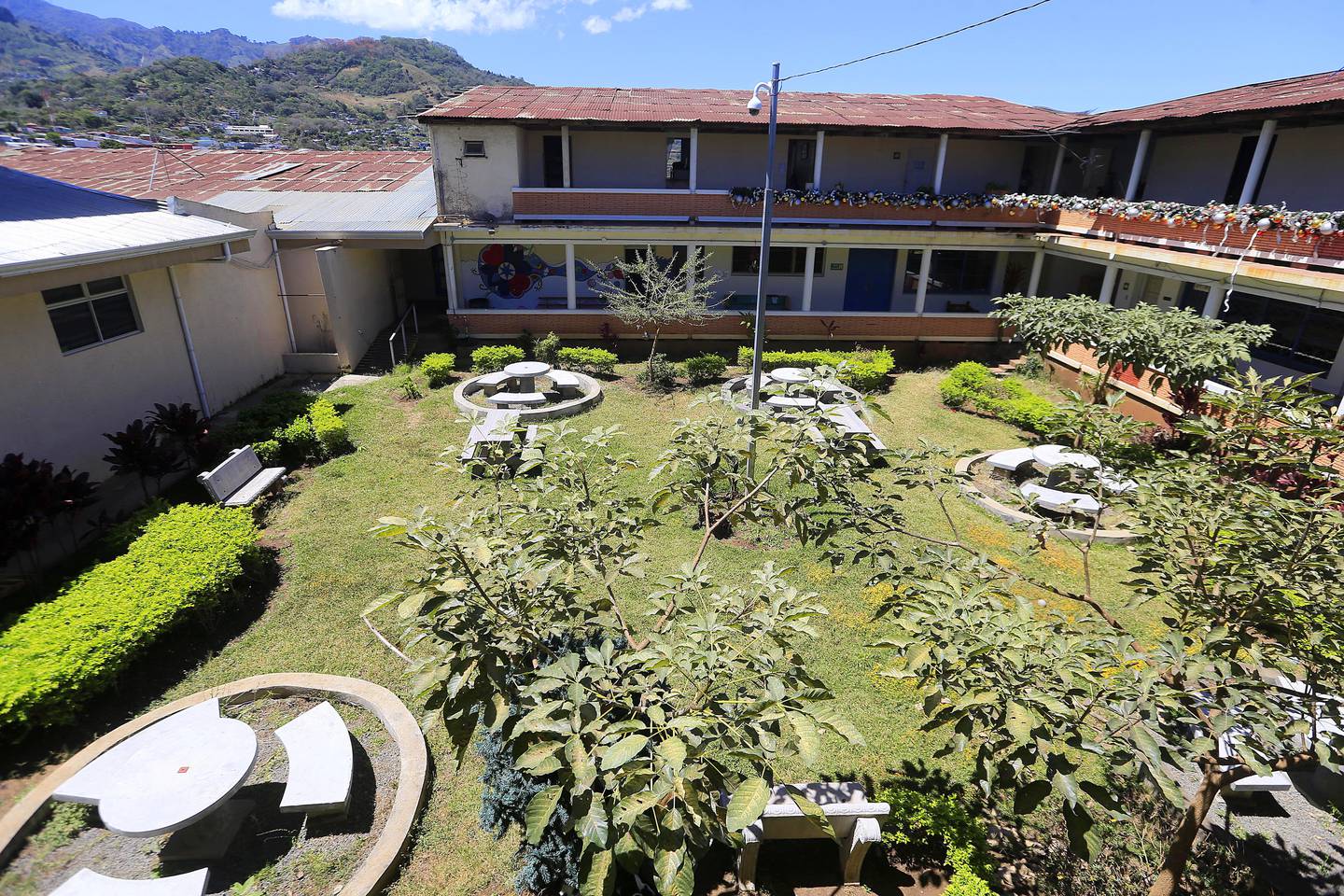 Una casa al lado de un río

Descripción generada automáticamente con confianza baja