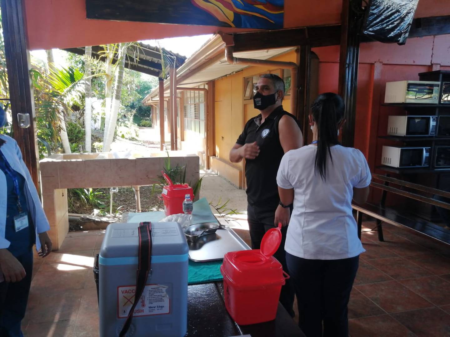 Un par de personas de pie
Descripción generada automáticamente con confianza baja