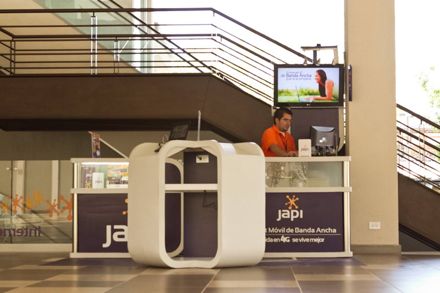 Imagen que contiene interior, tabla, edificio, libro
Descripción generada automáticamente