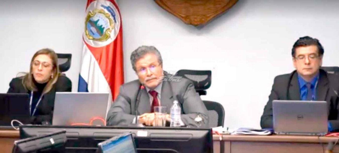 Una persona sentado en un escritorio

Descripción generada automáticamente con confianza media